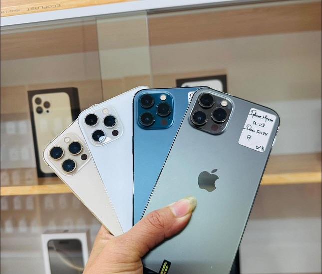 Nhân viên PT Mobile kiểm tra iPhone cũ trước khi thu mua